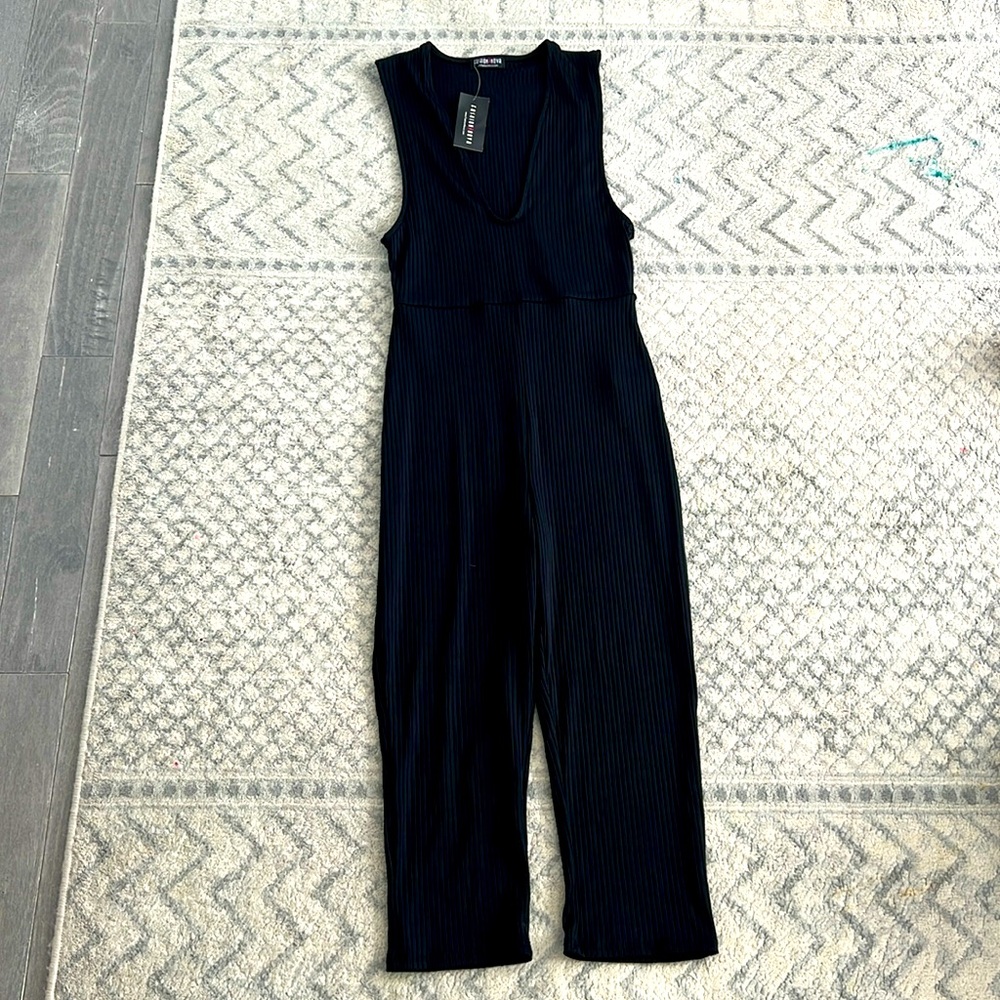 Never worn fashion nova plunging cropped pant bodysuit